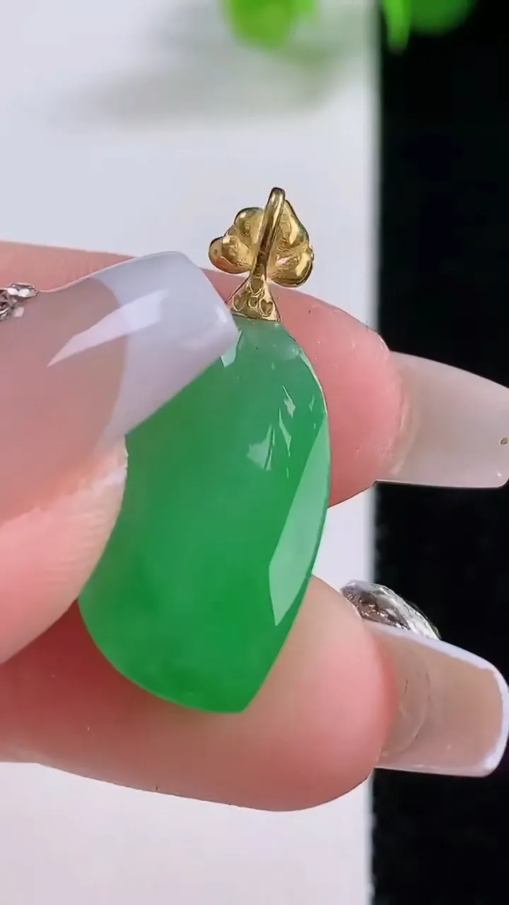 天然A货翡翠随形吊坠，尺寸21-12.2-6.7，重量:2.93g
12月5日