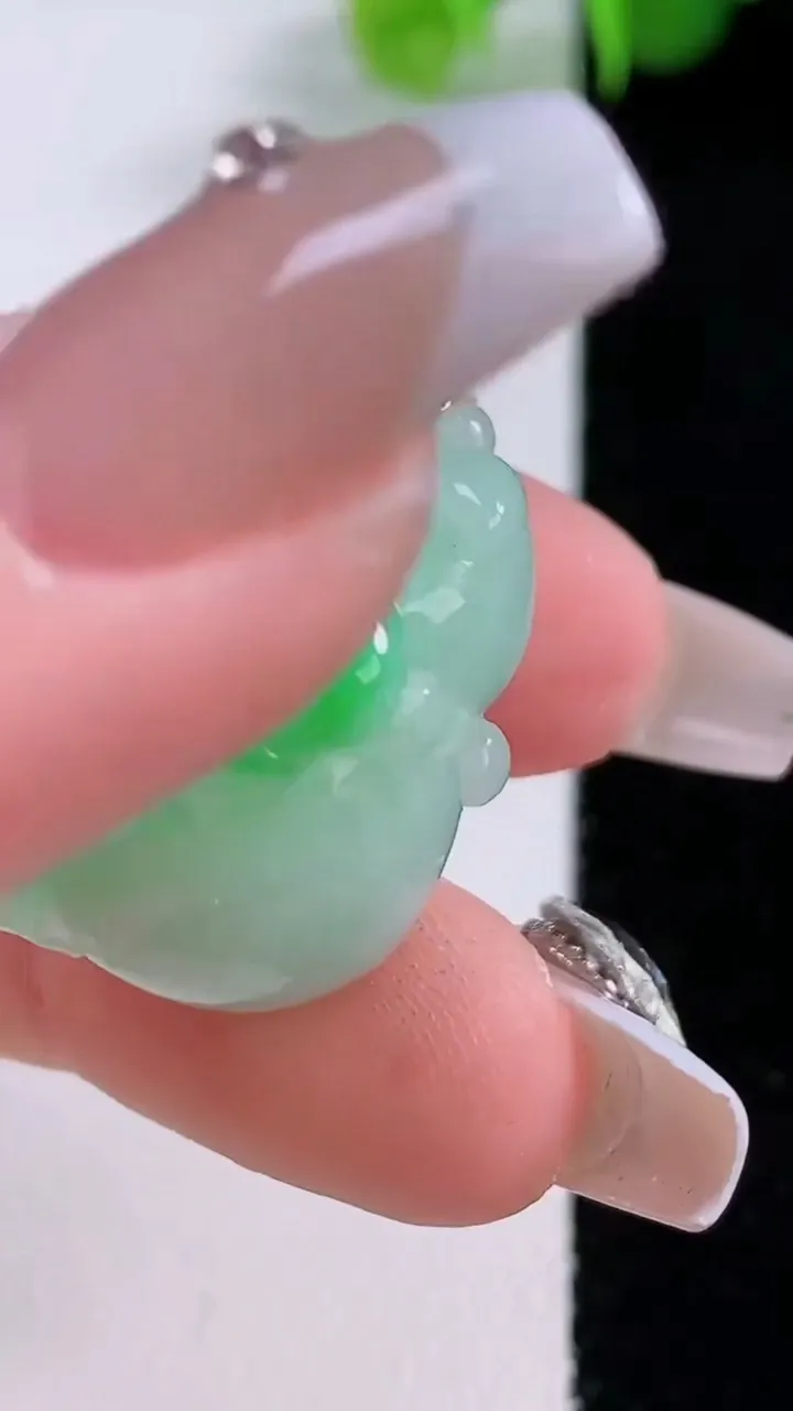 天然A货翡翠呱呱来财 葫芦吊坠，尺寸25.6-16.2-11，重量:10.37g
12月5日