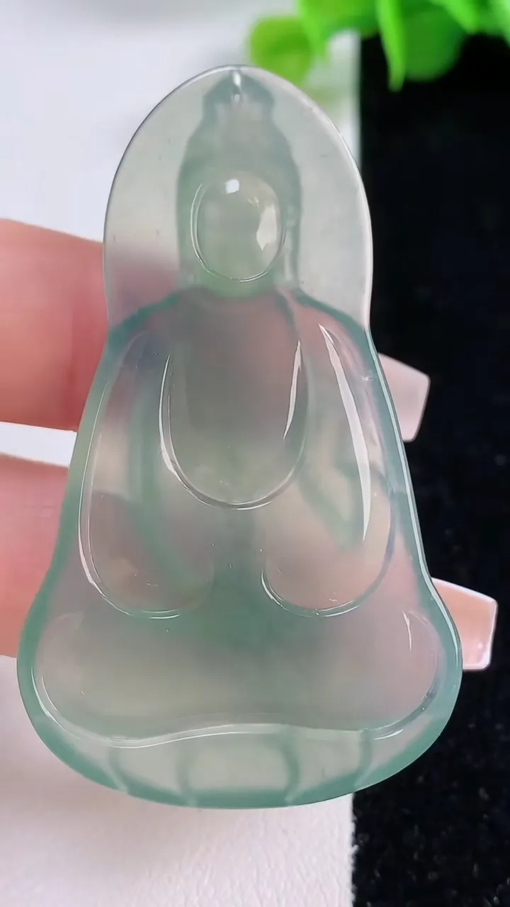 天然A货翡翠素衣观音菩萨吊坠，尺寸55-32.8-5，重量:15.45g
12月5日