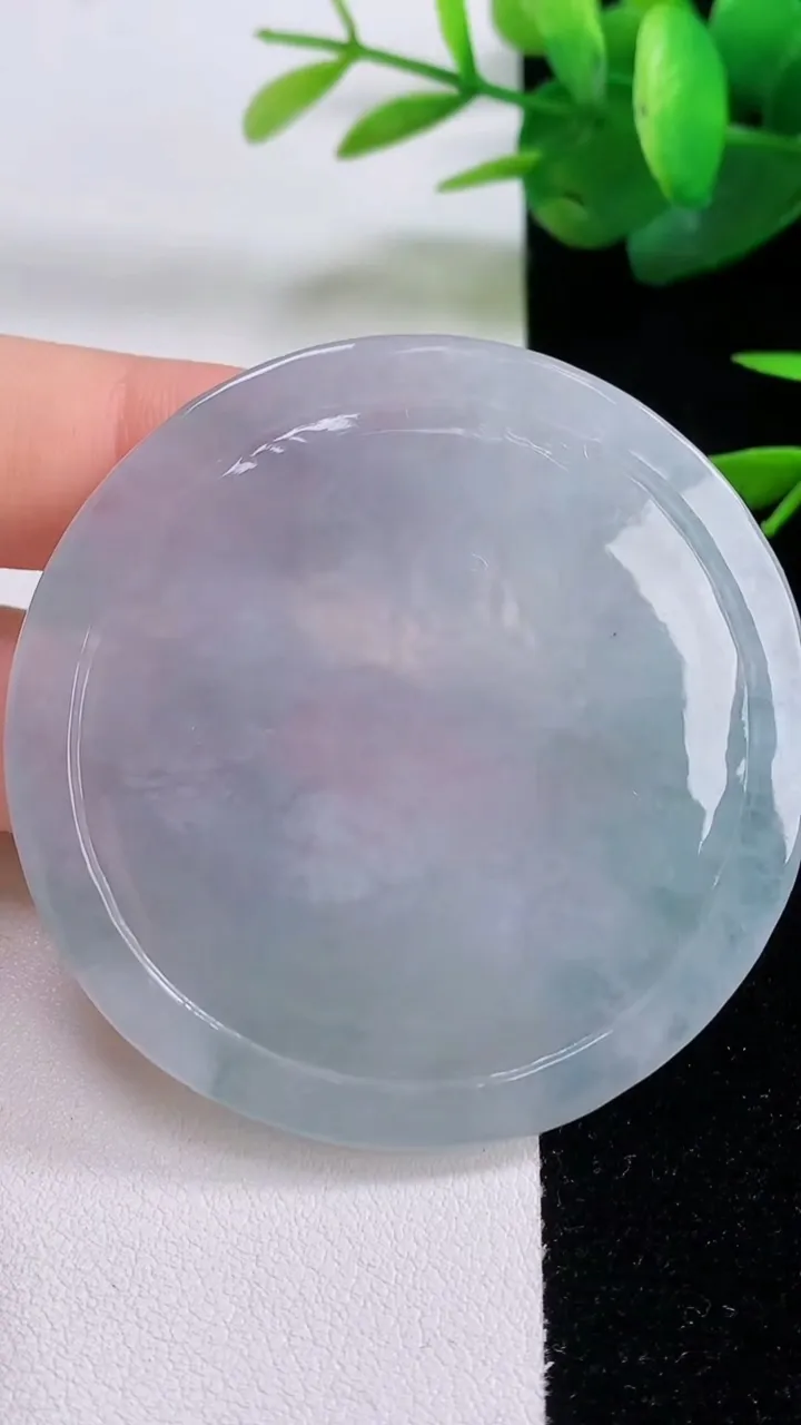 天然A货翡翠牌吊坠，尺寸54.4-5.5，重量:32.87g
12月5日