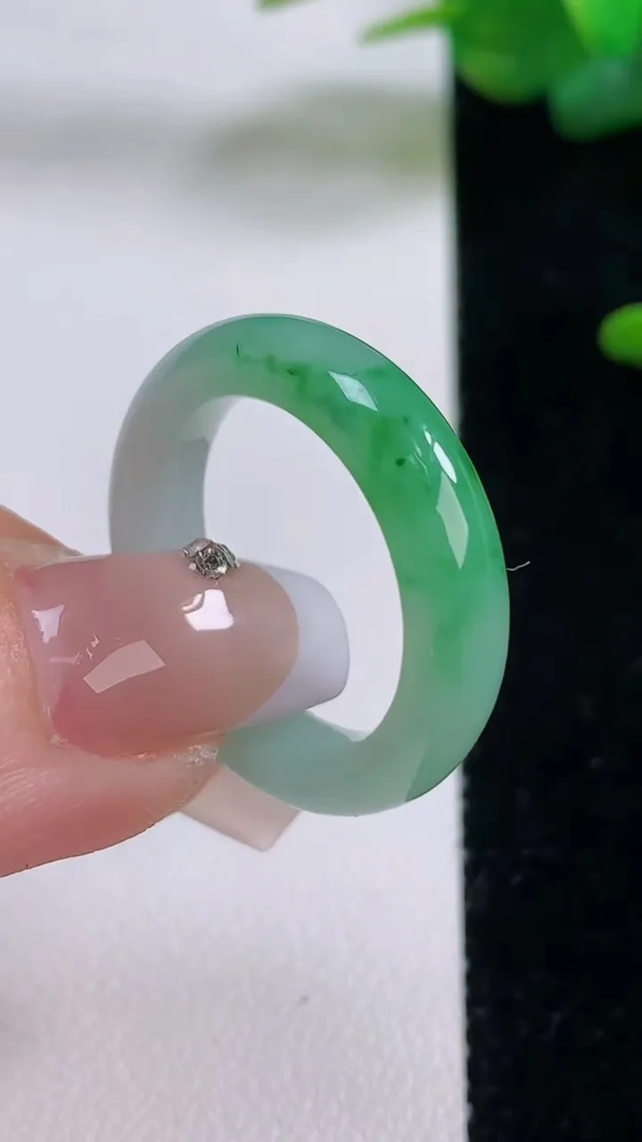 天然A货翡翠指环戒指，尺寸19.2-5.6-3.6，重量:4.95g2025年12月5日
工厂直销收