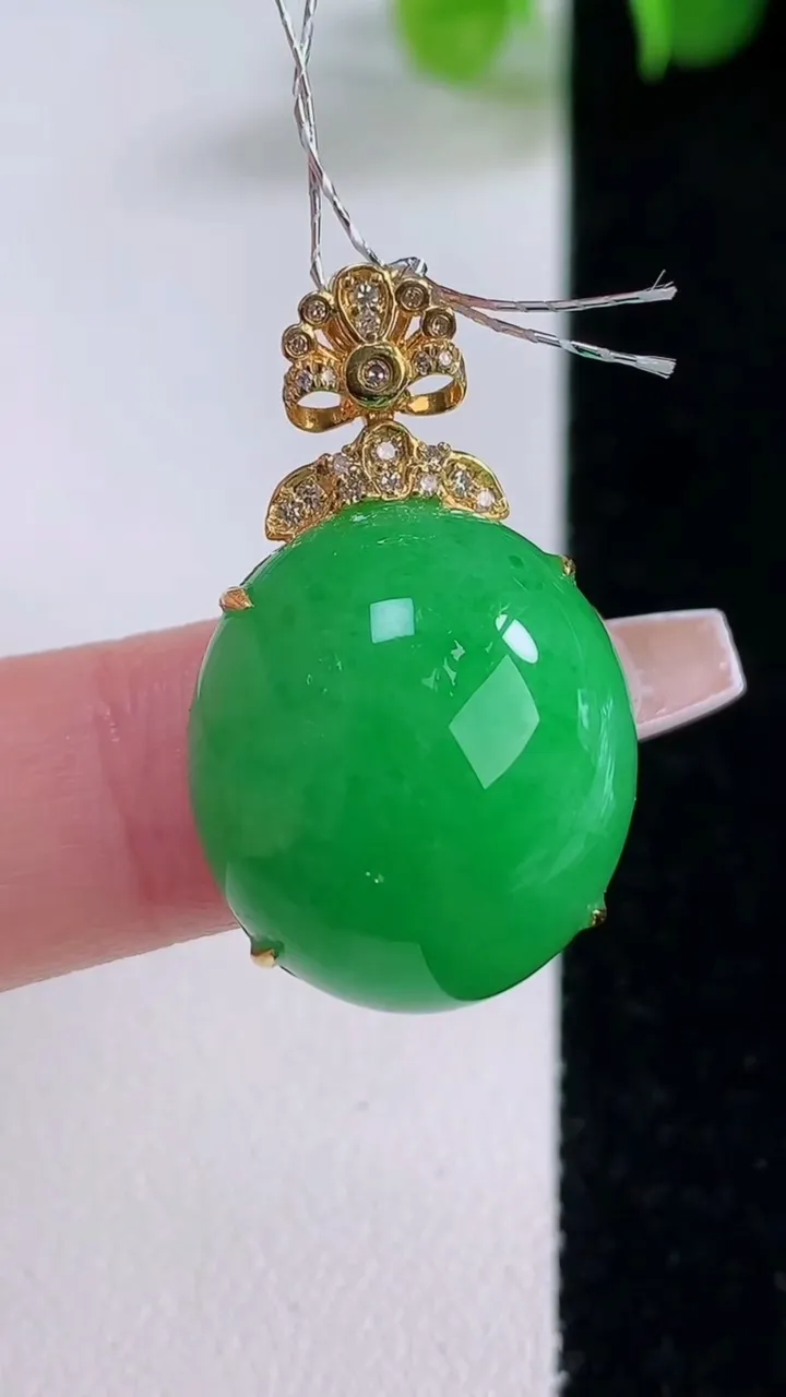 天然A货翡翠蛋面吊坠，尺寸29.3-20-17.7-11，重量:7.84g
12月5日