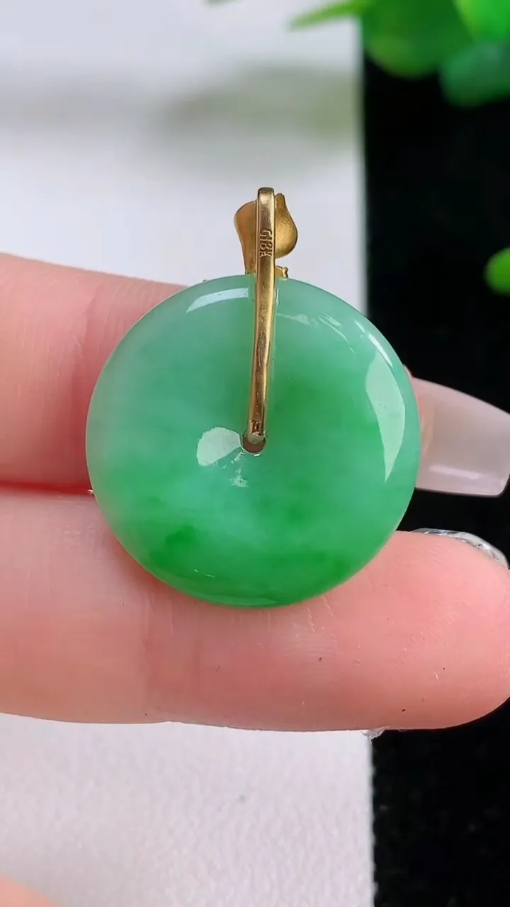 天然A货翡翠平安扣吊坠，尺寸21-3.8，重量:4.28g
12月5日