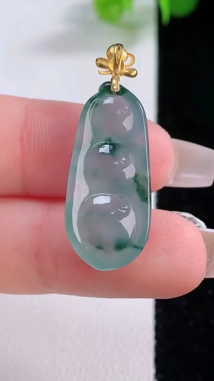 天然A货翡翠种飘花福豆吊坠，尺寸26-11.7-6，重量:3.31g
12月5日