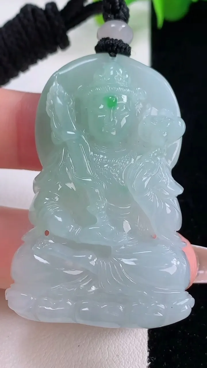 天然A货翡翠虚空藏菩萨吊坠，尺寸51-32.5-10，重量:35.43g
12月5日