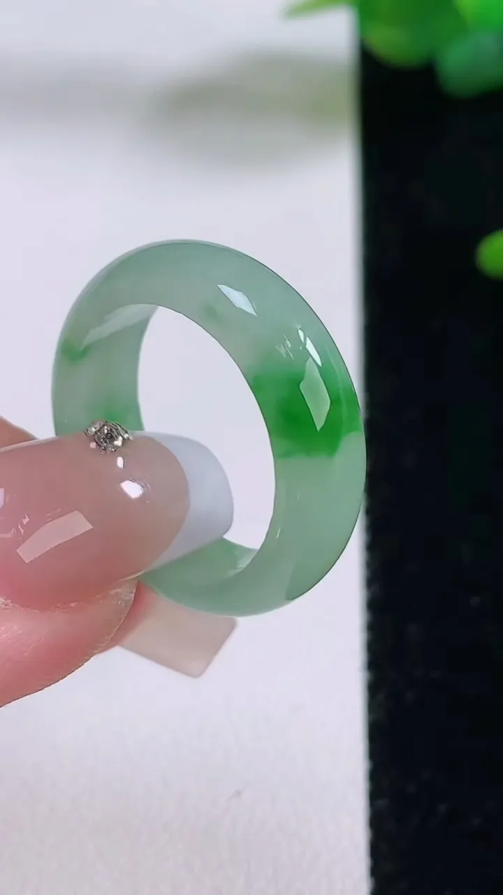 天然A货翡翠指环戒指，尺寸18.6-6.3-3，重量:4.25g2025年12月5日
工厂直销收藏佳品,种好水足，色泽均匀，有种有色，上手高大气！