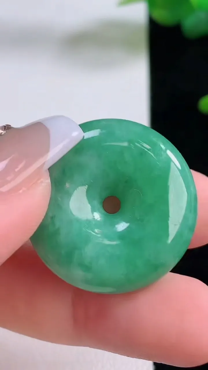 天然A货翡翠平安扣吊坠，尺寸26.6-6.5，重量:10.19g
12月5日