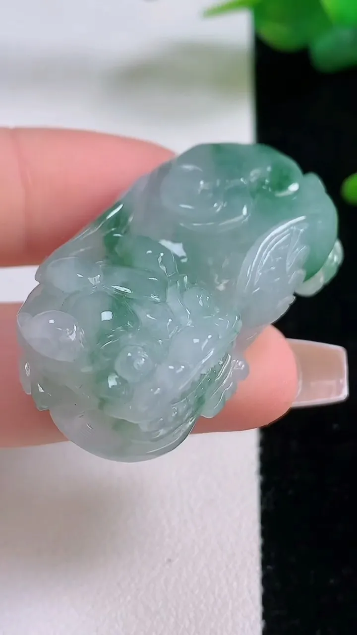 天然A货翡翠飘花霸王貔貅吊坠，尺寸39.6-21.6-13，重量:25.88g
12月5日