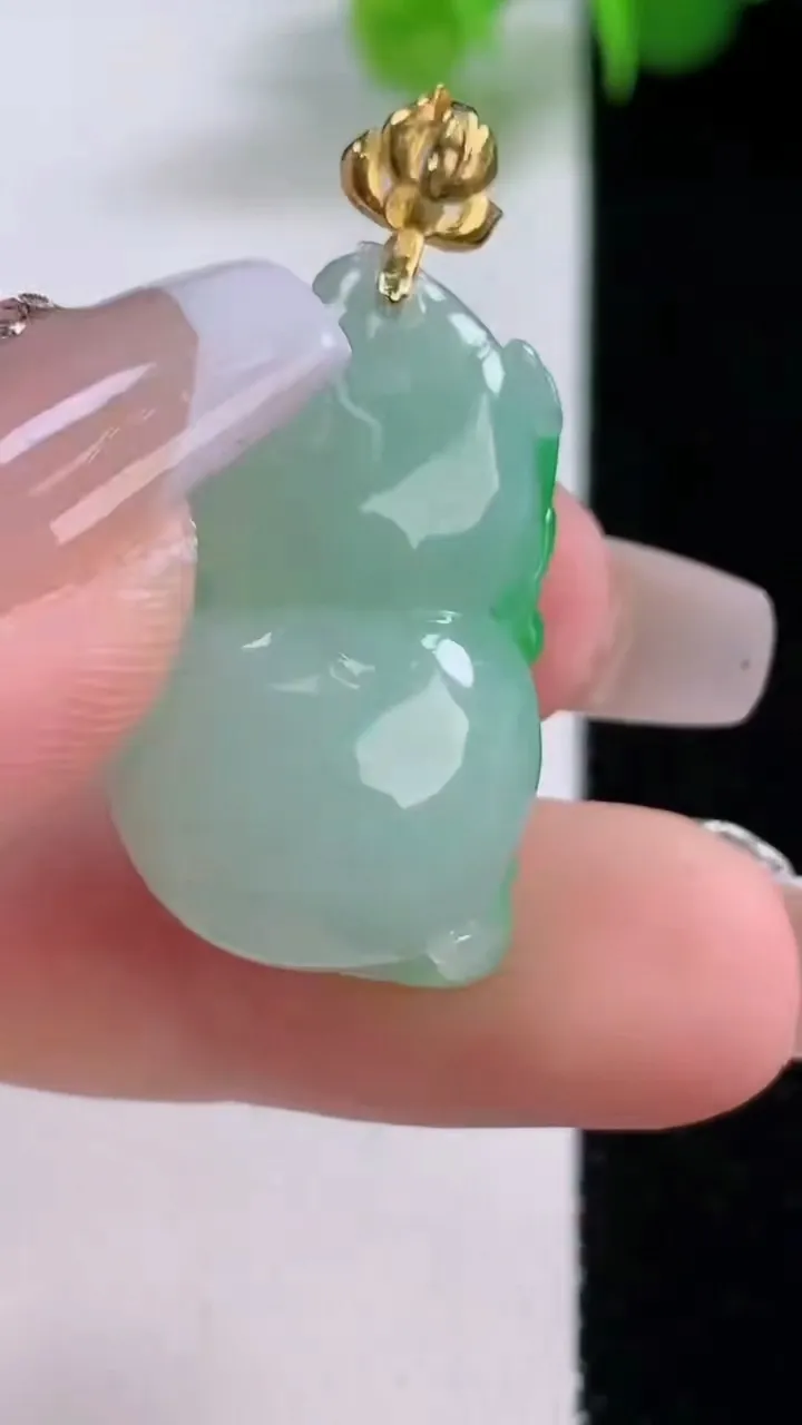 天然A货翡翠呱呱来财 葫芦吊坠，尺寸25.6-16.2-11，重量:10.37g
12月5日