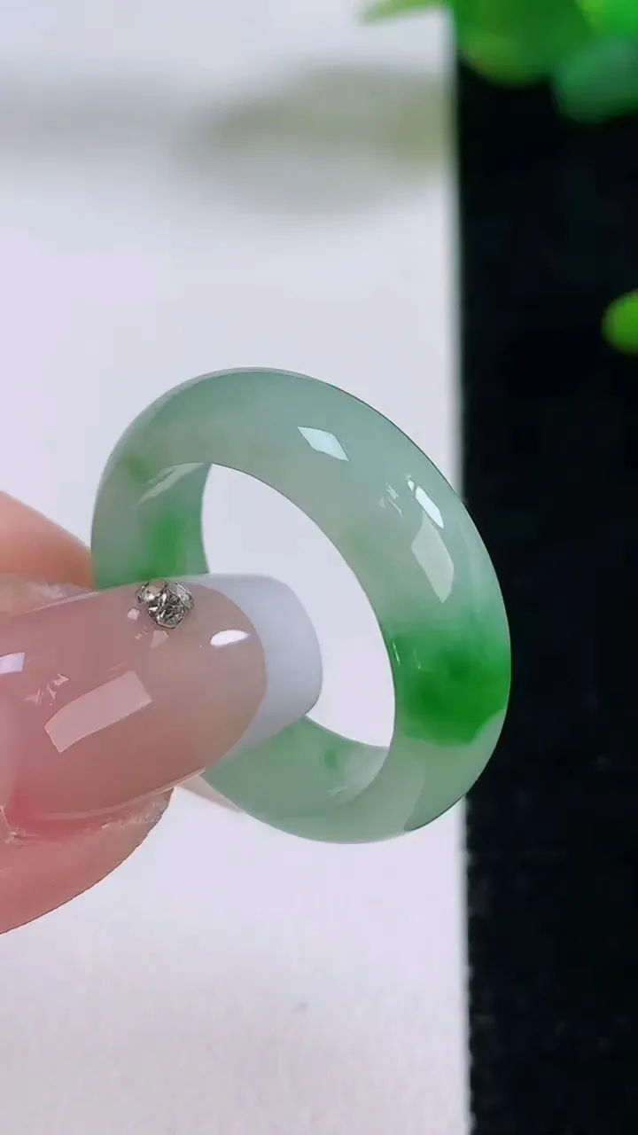 天然A货翡翠指环戒指，尺寸18.6-6.3-3，重量:4.25g2025年12月5日
工厂直销收藏佳品,种好水足，色泽均匀，有种有色，上手高大气！