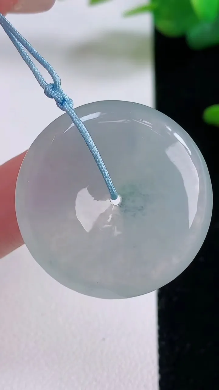 天然A货翡翠平安扣吊坠，尺寸29.5-5.6，重量:10.73g
12月5日