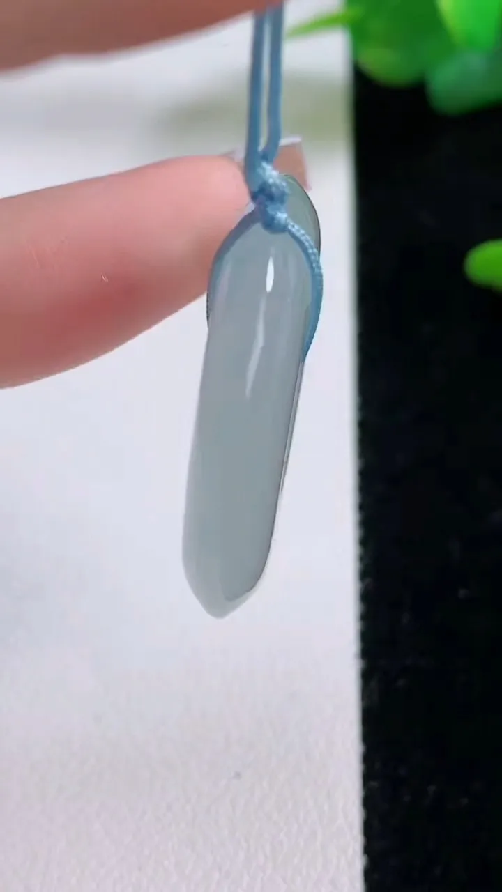 天然A货翡翠平安扣吊坠，尺寸29.5-5.6，重量:10.73g
12月5日