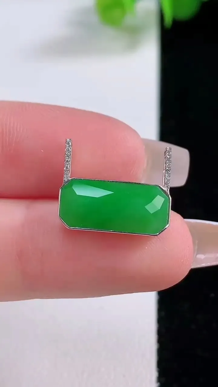 天然A货翡翠无事牌吊坠，尺寸6.9-15.8-4.7，重量:1.13g
12月5日