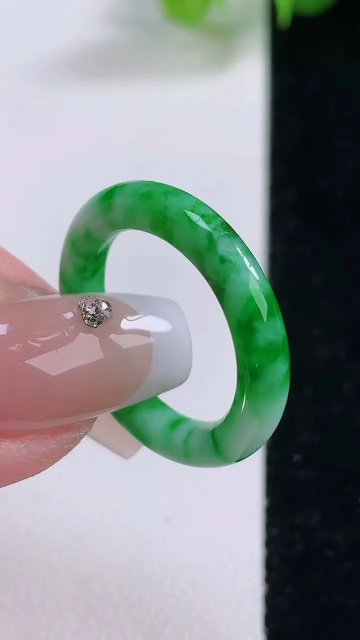 天然A货翡翠指环 戒指，尺寸17.6-3.4-3.2，重量:2.62g2025年12月5日
工厂直销收藏佳品,种好水足，色泽均匀，有种有色，上手高大气！