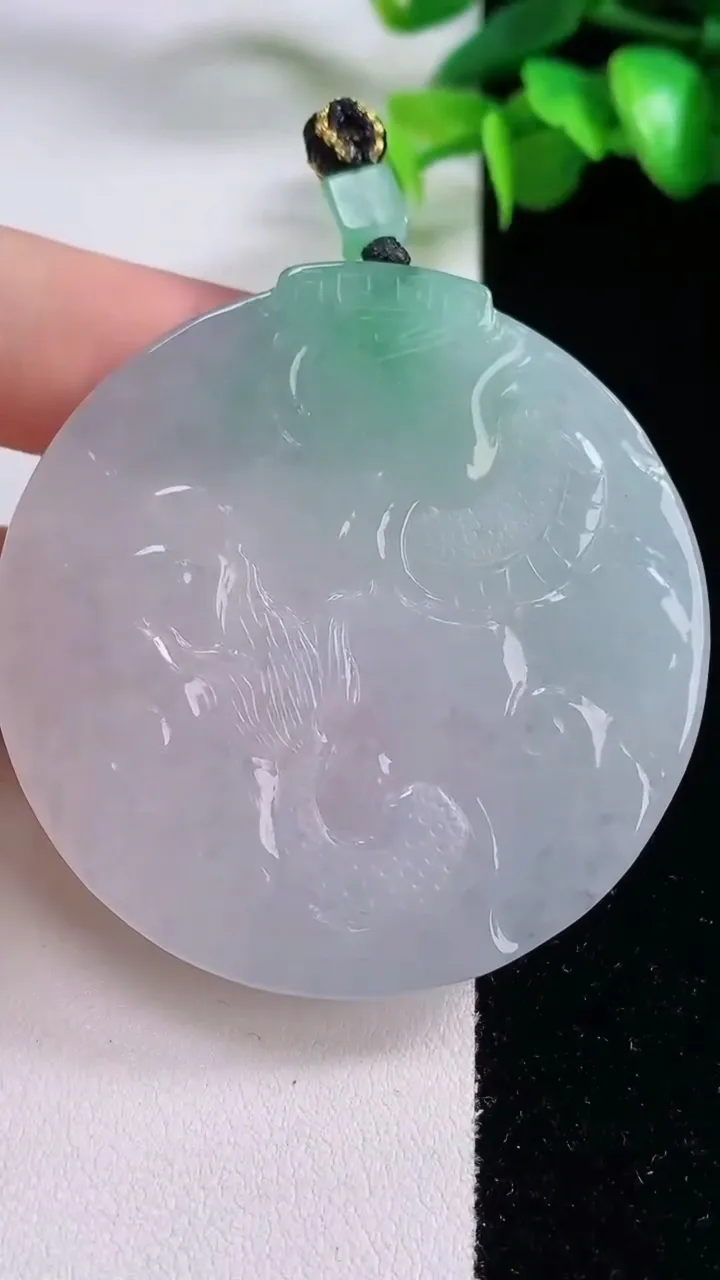 天然A货翡翠龙牌吊坠，尺寸55-53.4-6.3，重量:41.42g
12月5日