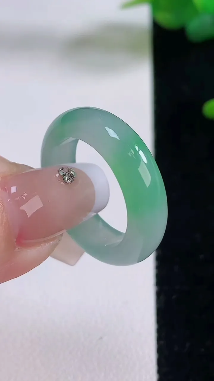 天然A货翡翠指环戒指，尺寸18-5.6-3.2，重量:4.40g2025年12月5日
工厂直销收藏佳