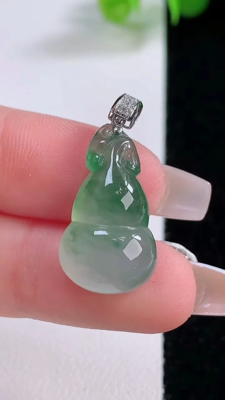 天然A货翡翠花葫芦吊坠，尺寸22.5-12.7-6.8，重量:3.20g
12月5日