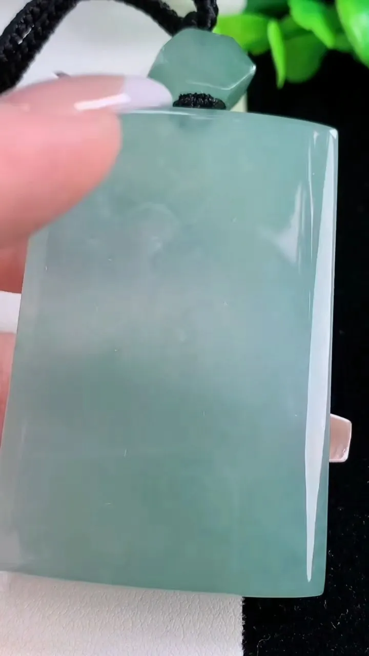 天然A货翡翠无事牌吊坠，尺寸61.8-41.2-8.7，重量:78.54g
12月5日