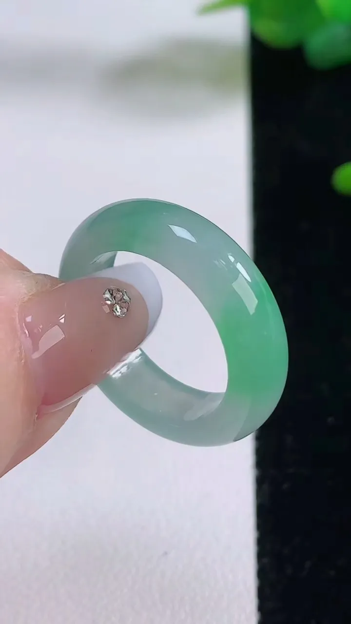 天然A货翡翠指环戒指，尺寸18-5.6-3.2，重量:4.40g2025年12月5日
工厂直销收藏佳品,种好水足，色泽均匀，有种有色，上手高大气！