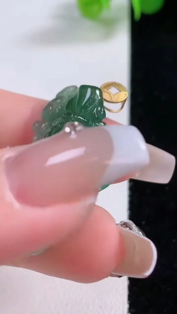 天然A货翡翠福袋吊坠，尺寸34.2-18-7.4，重量:7.49g
12月5日