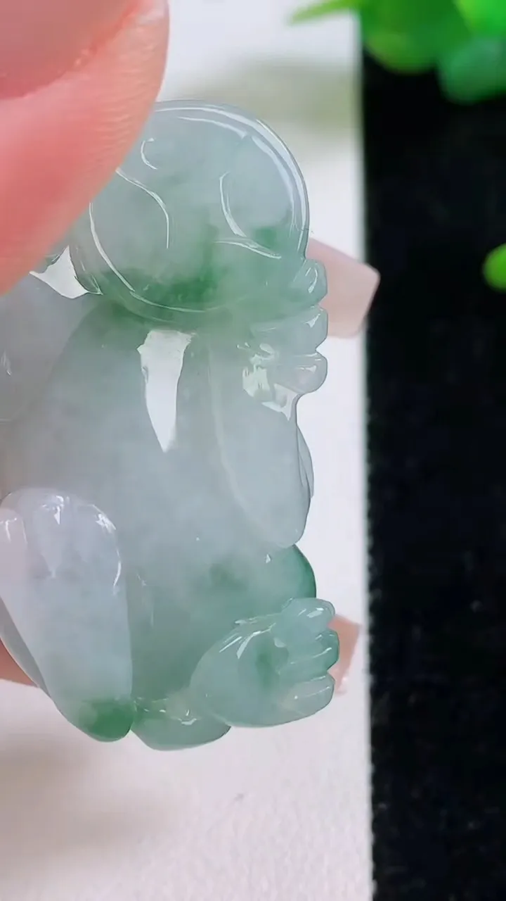 天然A货翡翠飘花霸王貔貅吊坠，尺寸39.6-21.6-13，重量:25.88g
12月5日