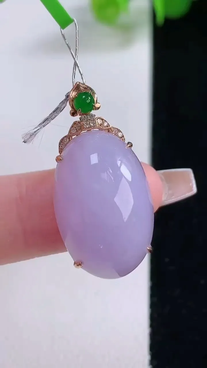 天然A货翡翠种紫罗兰蛋面吊坠，尺寸28-20.6-13.7-10.6，重量:6.16g
12月5日