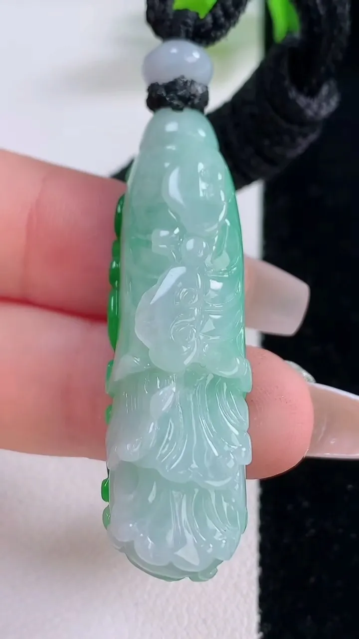 天然A货翡翠白菜吊坠，尺寸46.5-12.3-9.2，重量:16.55g
12月5日