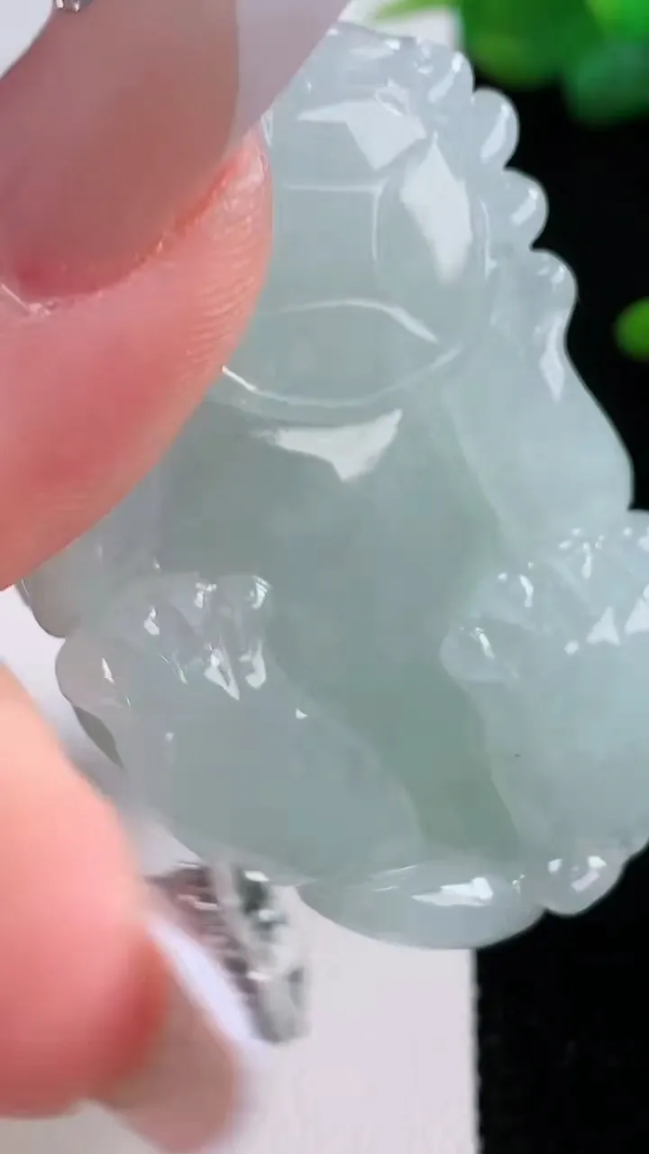 天然A货翡翠貔貅吊坠，尺寸47-31.2-20.4，重量:68.33g
12月5日