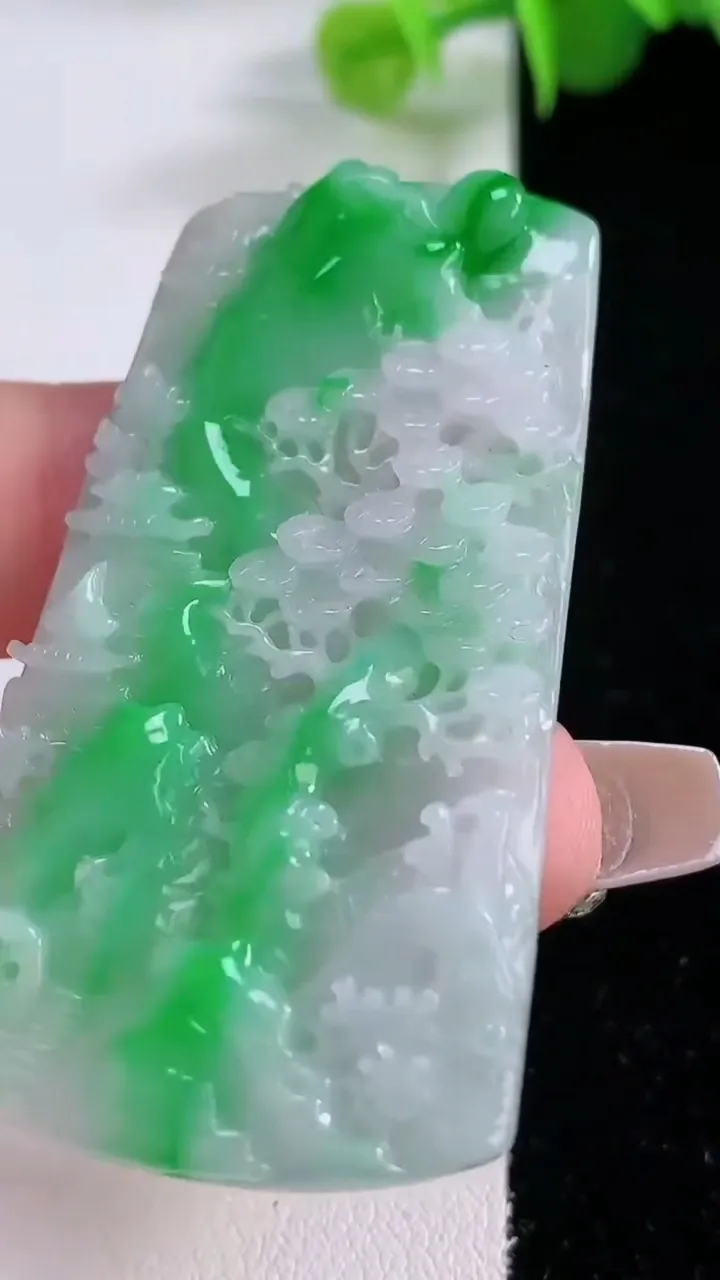 天然A货翡翠山水牌吊坠，尺寸54-30.4-5.7，重量:19.66g
12月5日