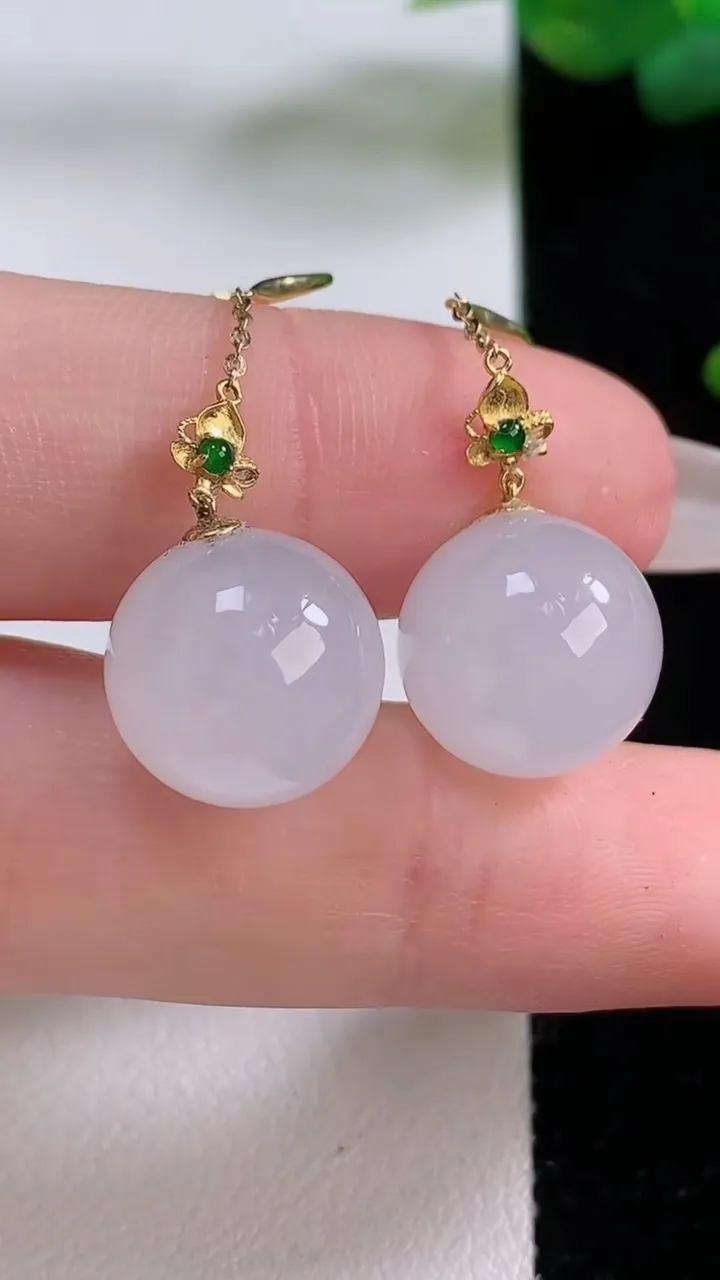 天然A货翡翠种白冰圆珠耳坠，尺寸12.7，重量:7.87g12月5日
工厂直销收藏佳品,种好水足，色