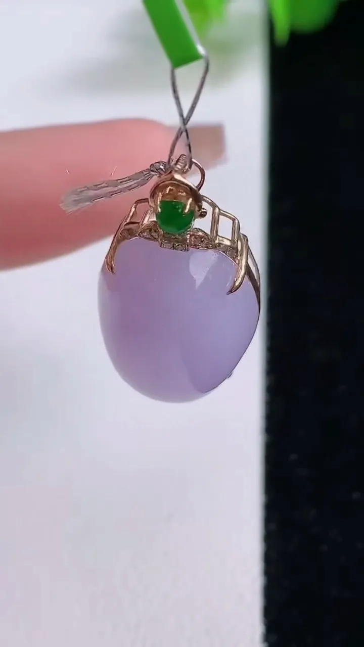 天然A货翡翠种紫罗兰蛋面吊坠，尺寸28-20.6-13.7-10.6，重量:6.16g
12月5日