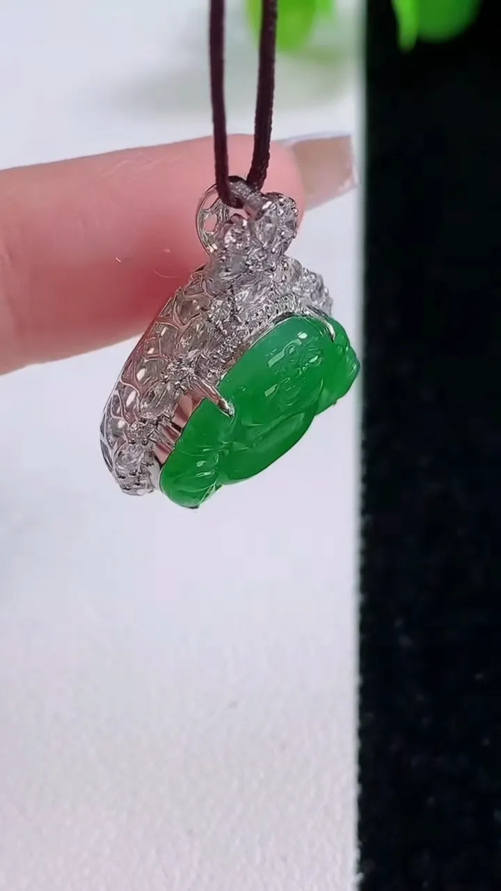 天然A货翡翠佛公吊坠，尺寸25.7-20.7-10裸石12.4-17，重量:4.76g
12月5日