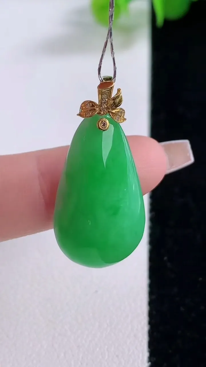 天然A货翡翠福瓜吊坠，尺寸27-14.8-6.8，重量:4.84g
12月5日
