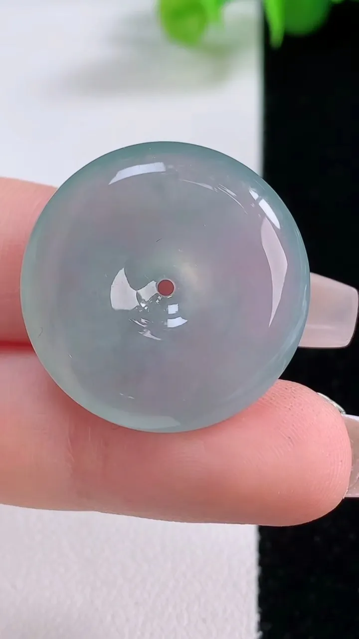 天然A货翡翠平安扣吊坠，尺寸25.4-5.8，重量:7.77g
12月5日