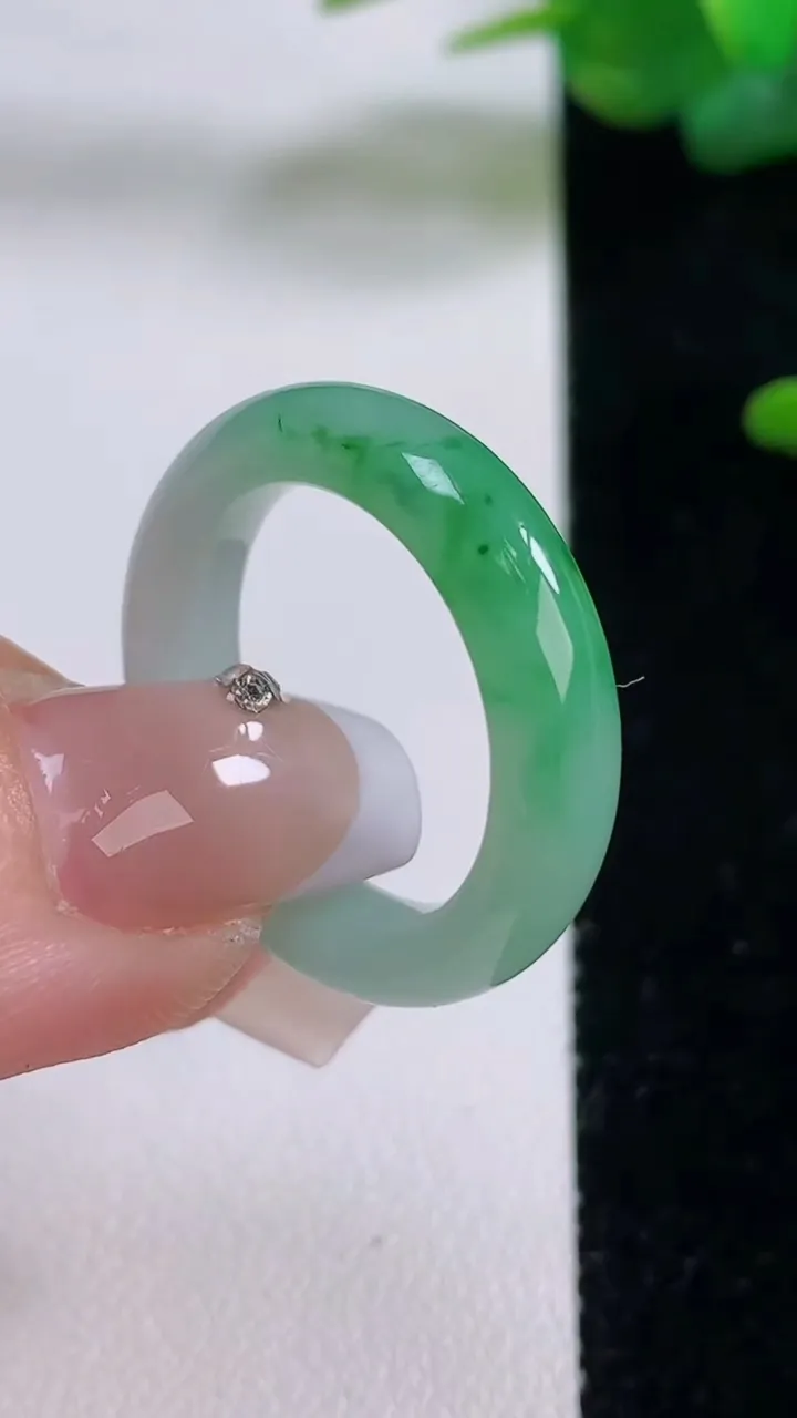 天然A货翡翠指环戒指，尺寸19.2-5.6-3.6，重量:4.95g2025年12月5日
工厂直销收藏佳品,种好水足，色泽均匀，有种有色，上手高大气！