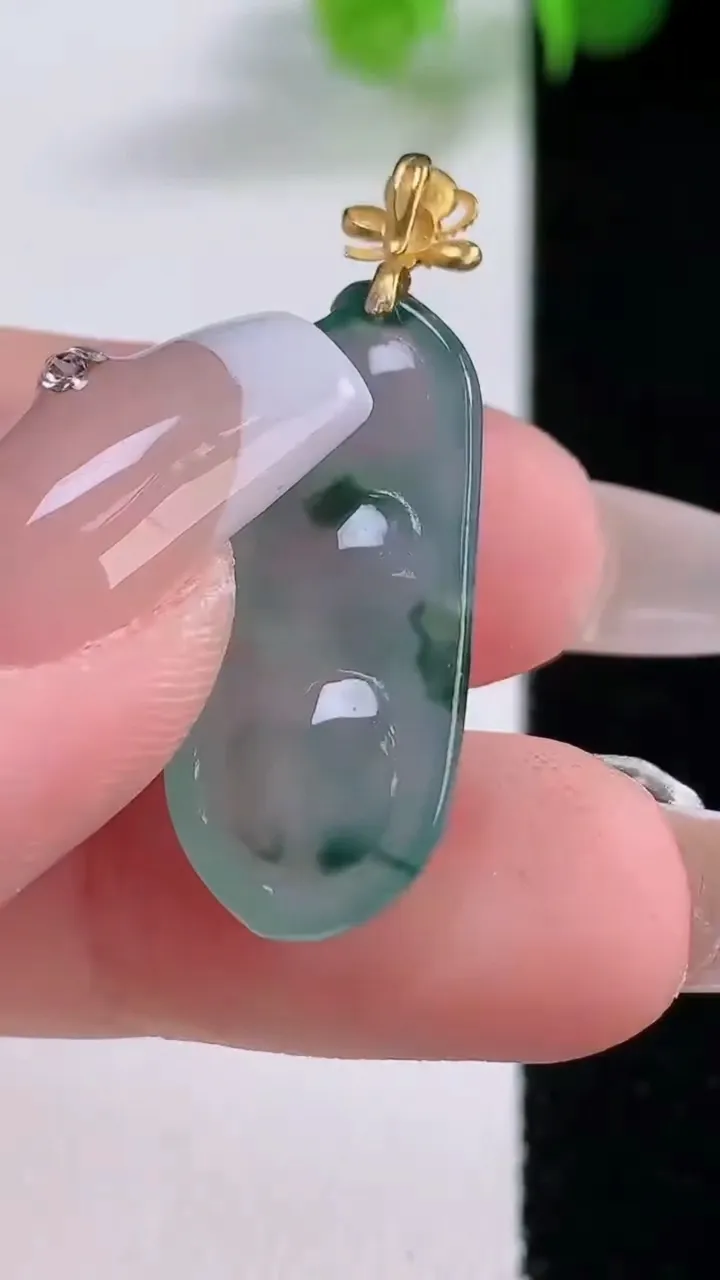 天然A货翡翠种飘花福豆吊坠，尺寸26-11.7-6，重量:3.31g
12月5日
