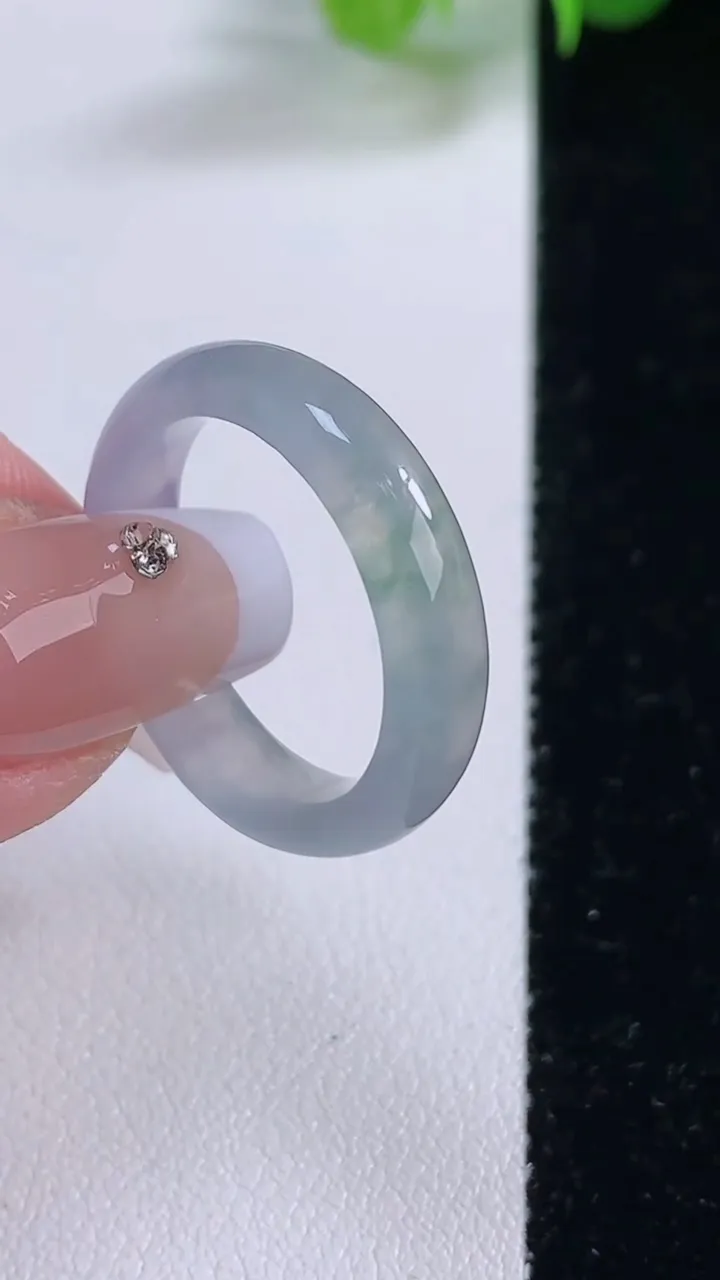 天然A货翡翠冰种飘花指环 戒指，尺寸18.8-4.9-2.7，重量:3.47g2025年12月5日
工厂直销收藏佳品,种好水足，色泽均匀，有种有色，上手高大气！