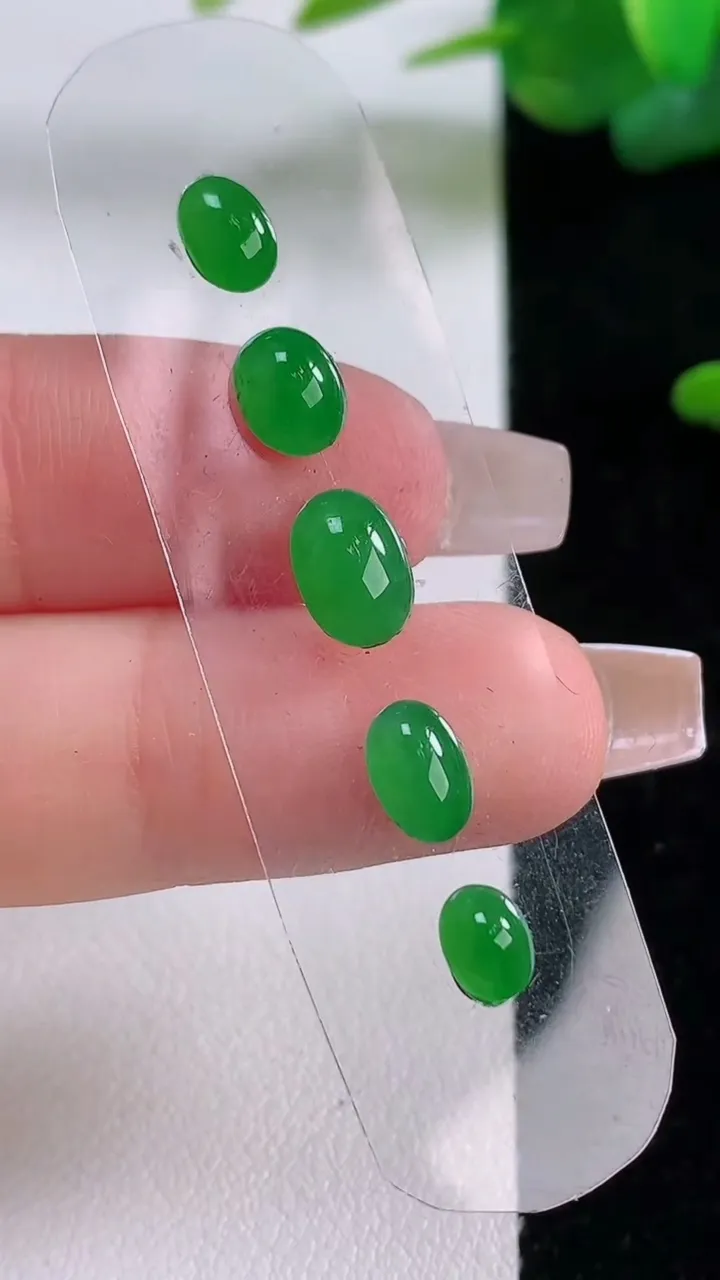 天然A货翡翠蛋面镶嵌件一手，尺寸8-5.7-3，重量:1.24g
12月5日