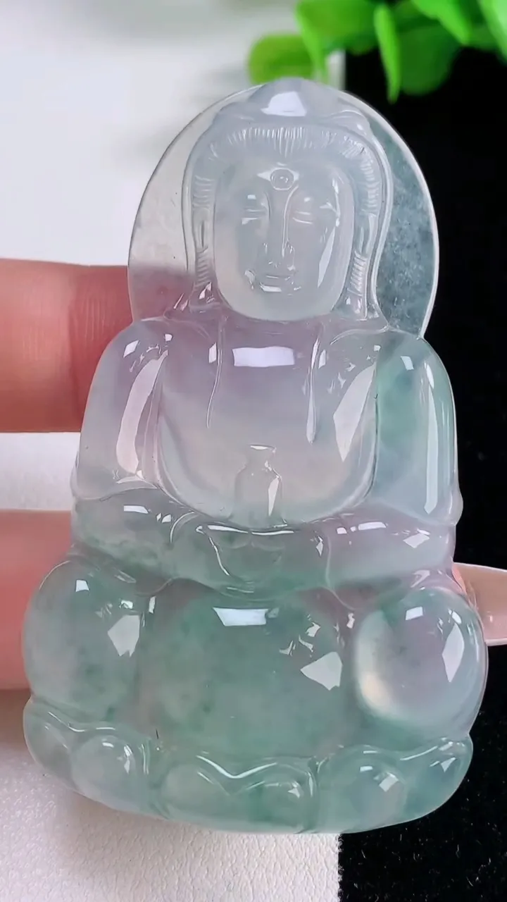天然A货翡翠种飘花观音菩萨吊坠，尺寸65-39.3-5.4，重量:26.04g
12月5日