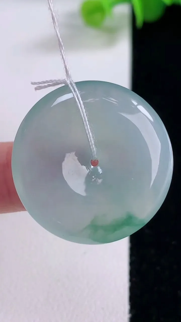 天然A货翡翠冰种飘花平安扣吊坠，尺寸28-5.5，重量:9.61g
12月5日