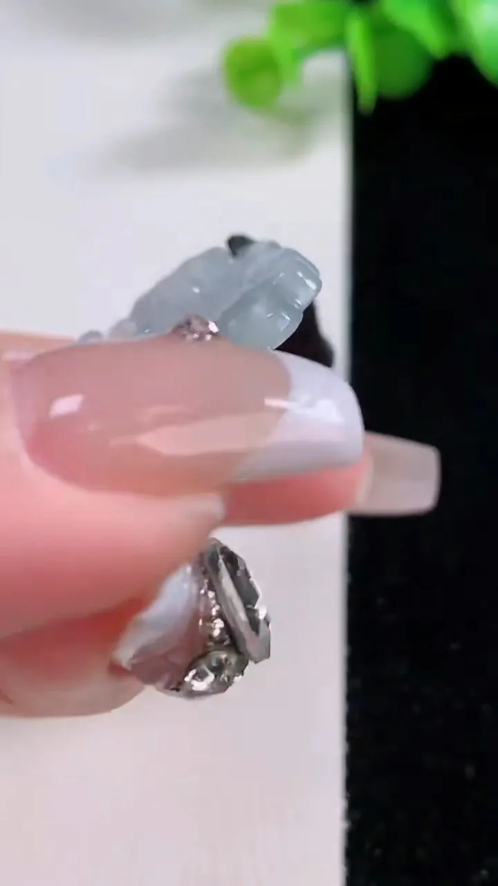 天然A货翡翠麒麟牌吊坠，尺寸49.7-41-5.2，重量:20.00g
12月5日