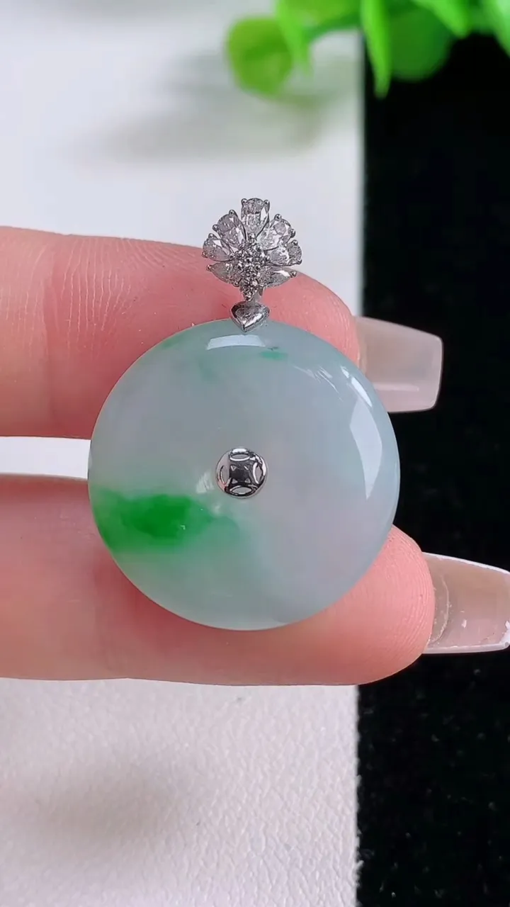 天然A货翡翠平安扣吊坠，尺寸22-5.2，重量:5.87g
12月5日