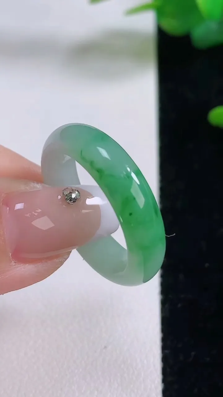 天然A货翡翠指环戒指，尺寸19.2-5.6-3.6，重量:4.95g2025年12月5日
工厂直销收藏佳品,种好水足，色泽均匀，有种有色，上手高大气！
