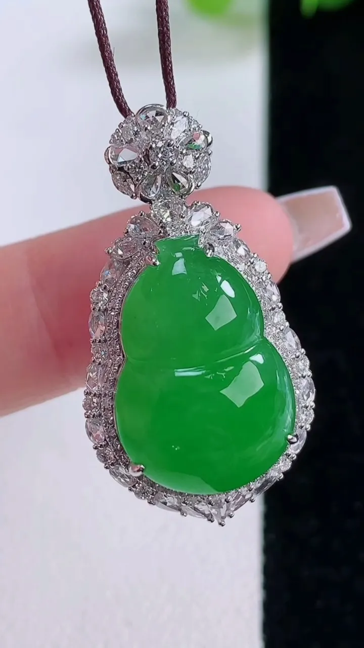 天然A货翡翠葫芦吊坠，尺寸32.5-17.7-11.8裸石19-13，重量:6.36g
12月5日