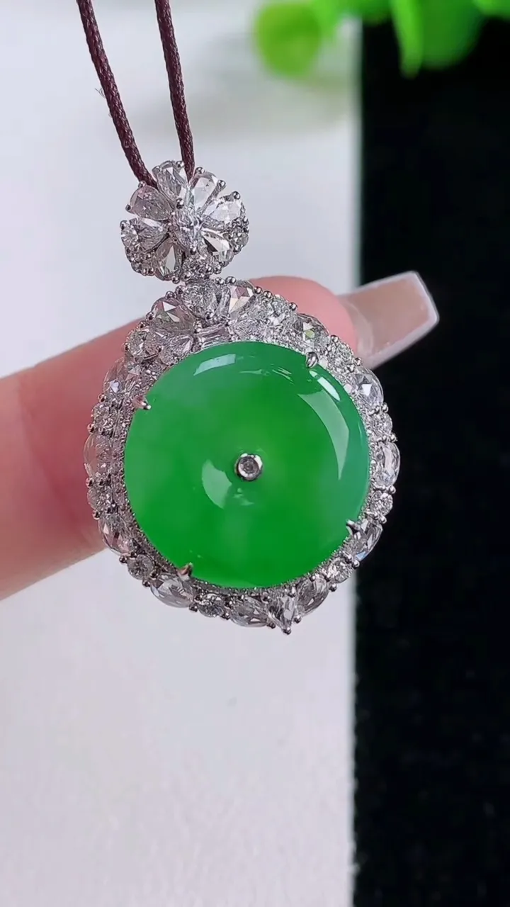 天然A货翡翠平安扣吊坠，尺寸29-18.7-9.5裸石13.8，重量:4.84g
12月5日