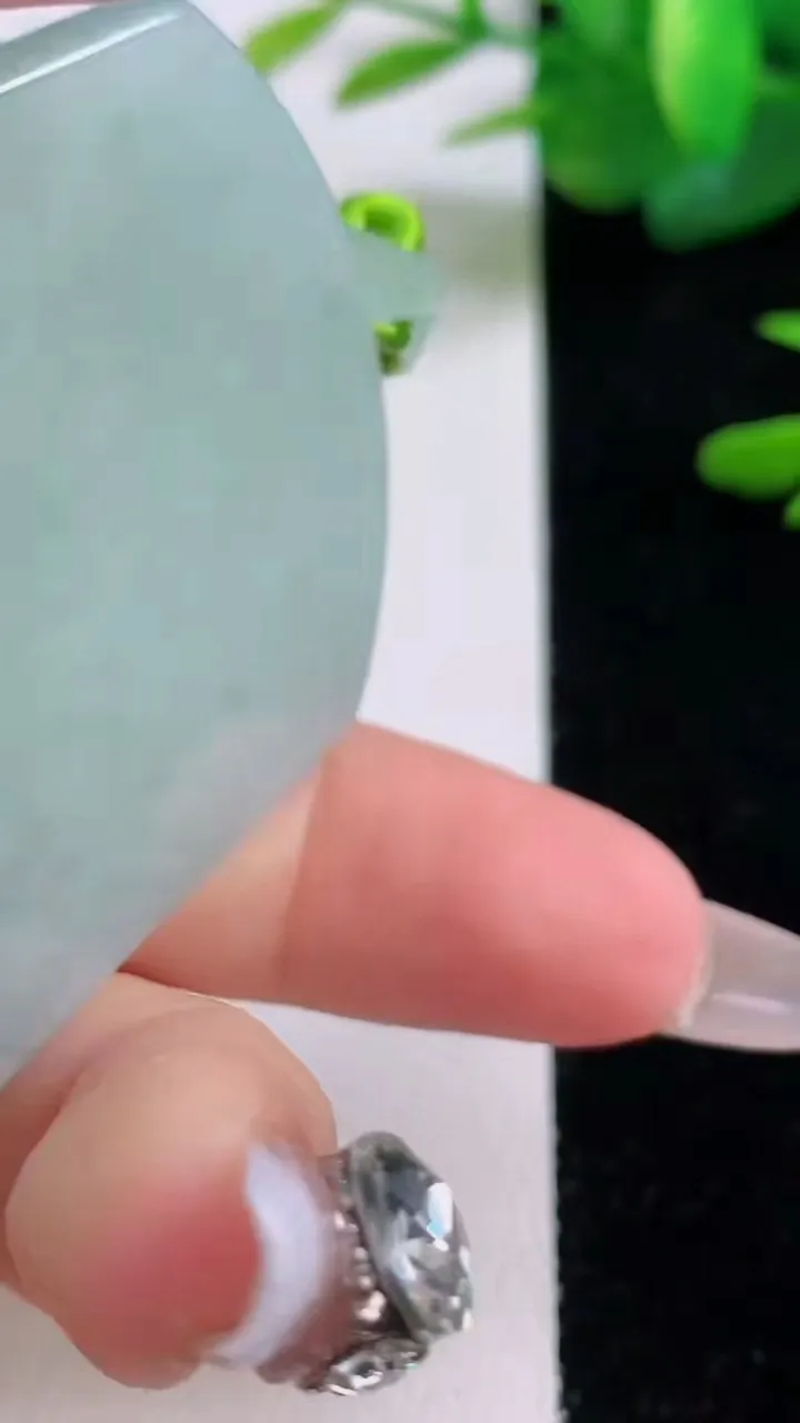 天然A货翡翠无事牌吊坠，尺寸57-43.3-5.4，重量:39.74g
12月5日