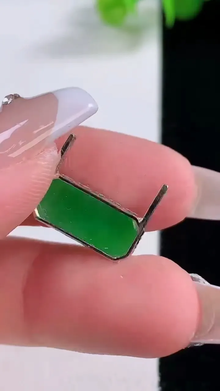 天然A货翡翠无事牌吊坠，尺寸6.9-15.8-4.7，重量:1.13g
12月5日