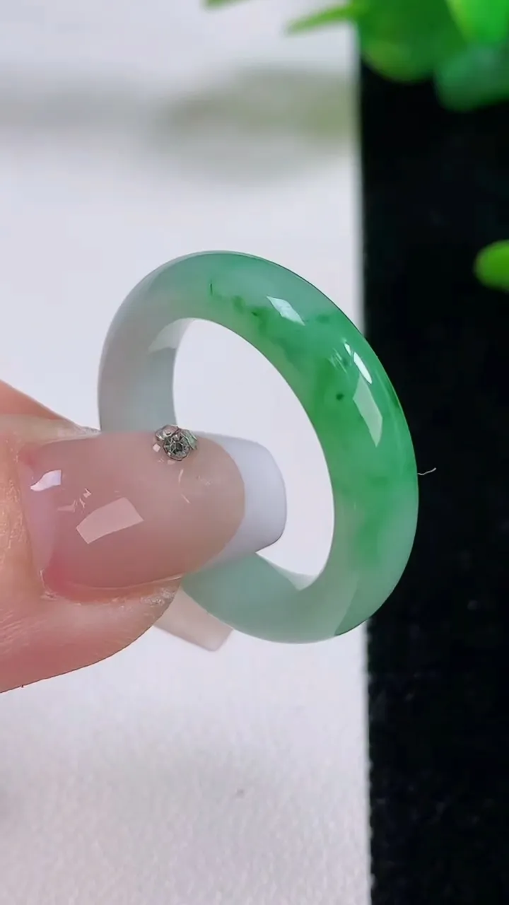 天然A货翡翠指环戒指，尺寸19.2-5.6-3.6，重量:4.95g2025年12月5日
工厂直销收藏佳品,种好水足，色泽均匀，有种有色，上手高大气！
