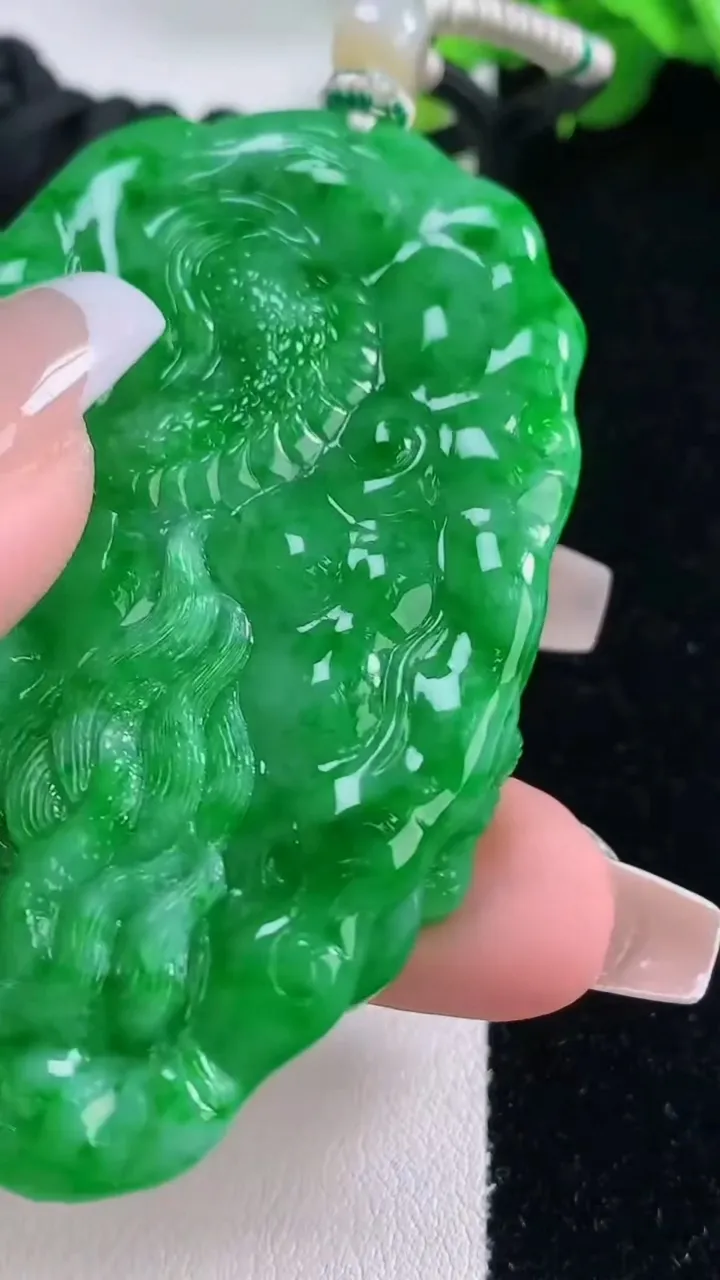 天然A货翡翠龙牌吊坠，尺寸64.3-39.2-9.6，重量:43.25g
12月5日