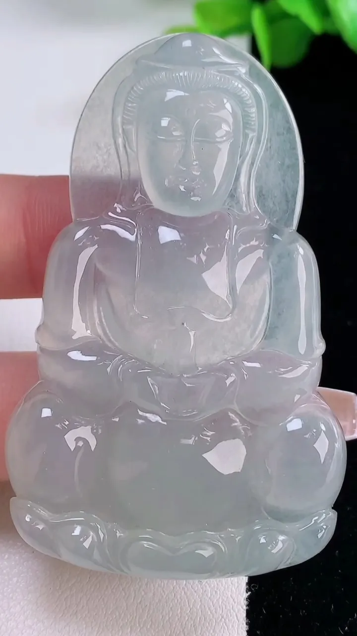 天然A货翡翠种白冰观音菩萨吊坠，尺寸64.6-40-5.7，重量:27.20g
12月5日